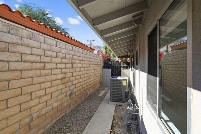 Building Photo - 44440 Acacia Dr