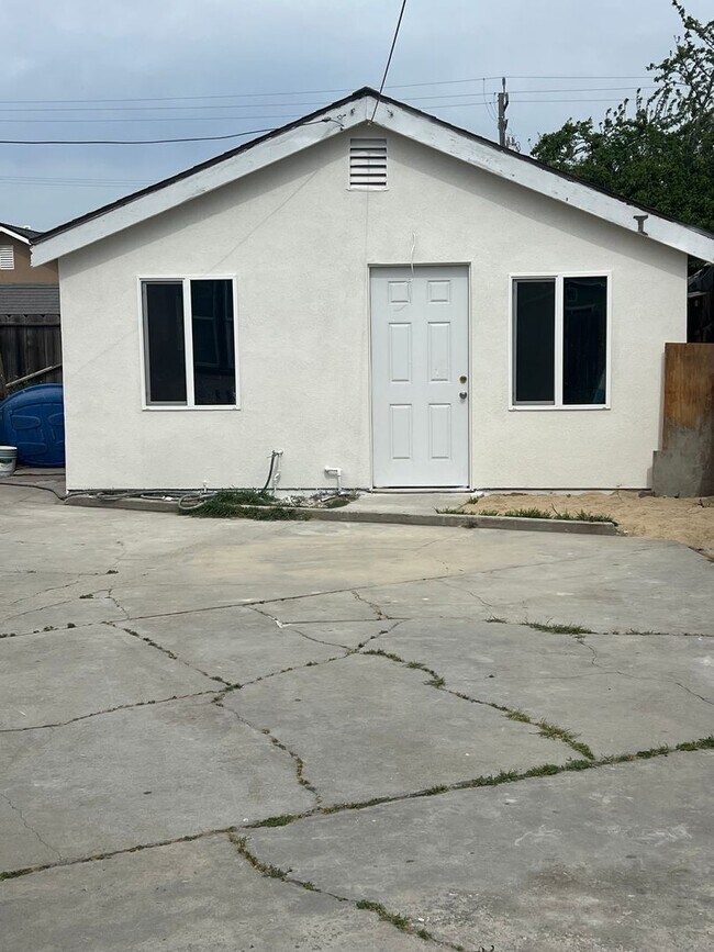 Building Photo - Renovated 2 Bed 1 Bath Home