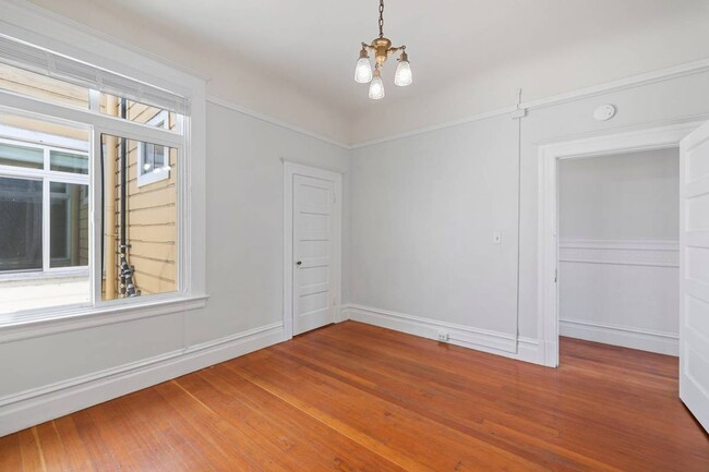 Building Photo - Gorgeous huge top floor flat, lots of ligh...