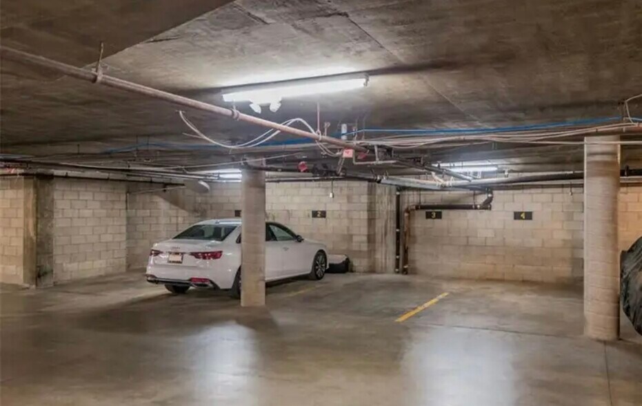 Building Photo - 8400 De Longpre Ave