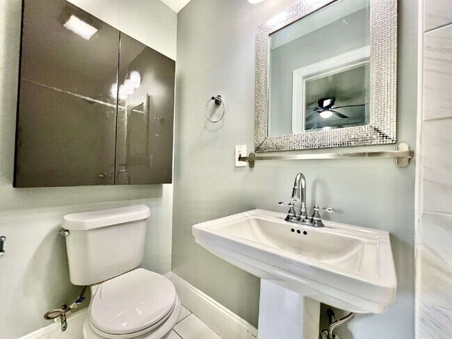 Building Photo - Welcome home to this charming house located near the heart of Charlotte, NC.
