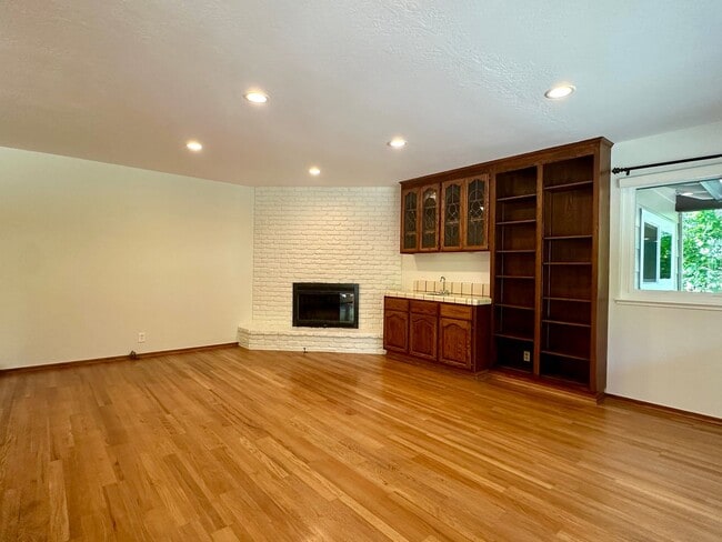 Building Photo - 4 Bedroom Home + Den in Saratoga!