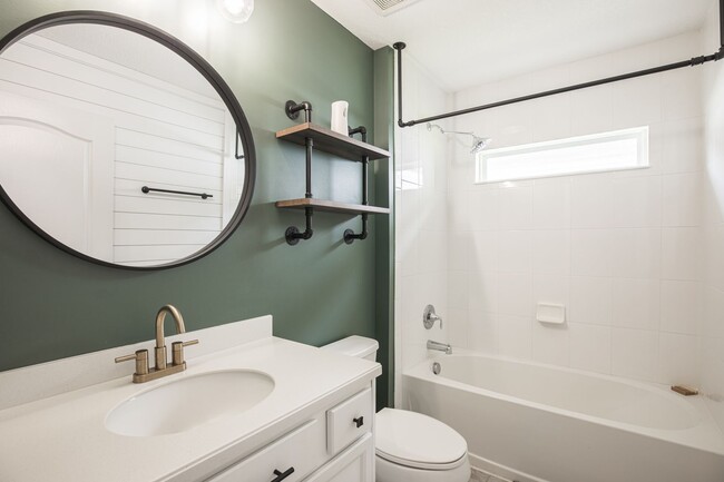 Building Photo - Stunning home in desirable neighborhood !
