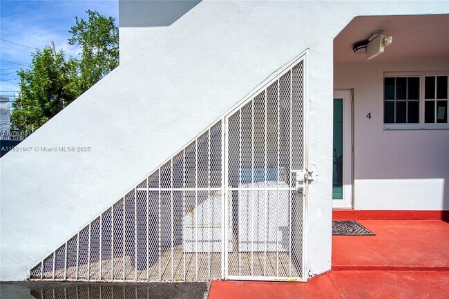 Building Photo - 160 NE 55th St