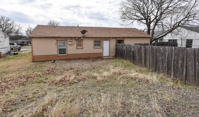 Building Photo - 903 W Kern Rd