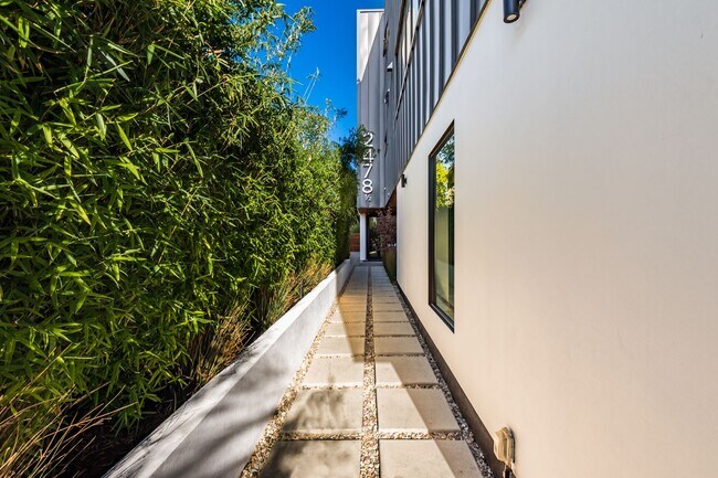 Building Photo - 2478 Penmar Ave