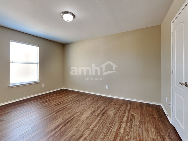 Building Photo - 729 Redwing Dr