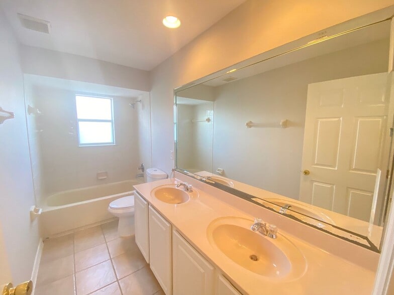 Building Photo - 5 Bedroom / 3 Bath Home in Cypress Lake, A...