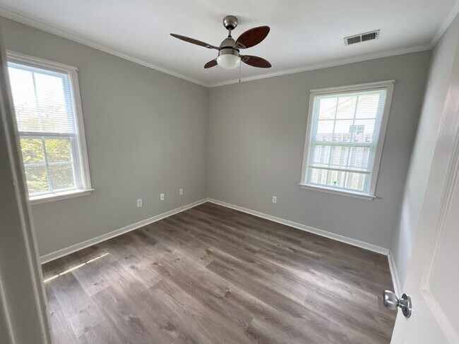 Building Photo - July special!!  Move in before August 1 an...