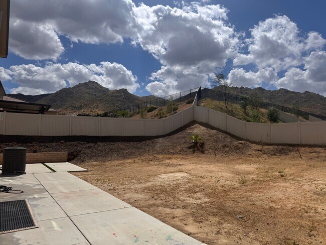 Building Photo - Beautiful 5 Bedroom 3 Bathroom Home Built in 2021