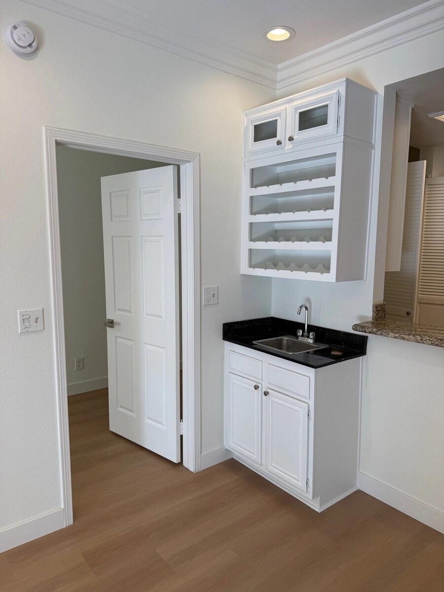 Building Photo - 15507 Moorpark St