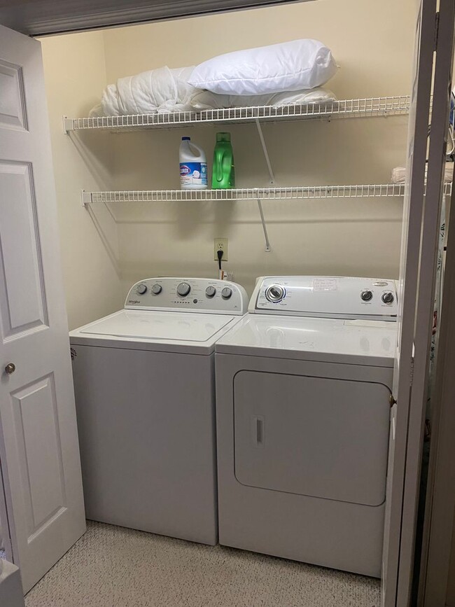 Building Photo - Furnished 2 Bedroom 1.5 Bath townhouse, Mo...