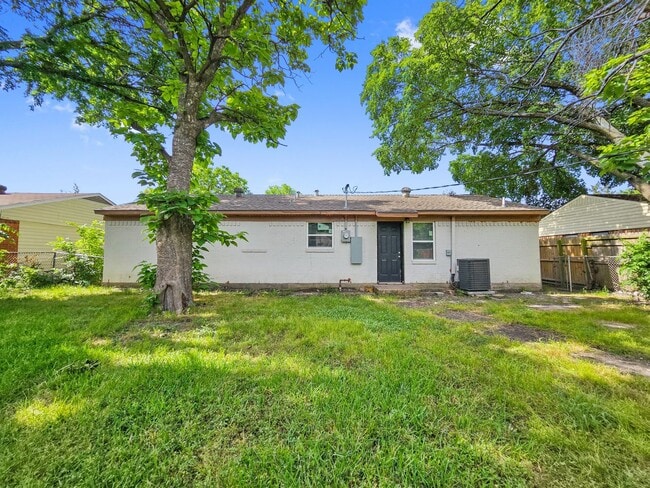 Building Photo - 3 BR/1BA | Updated Single Family Home | 1-Car Covered Parking | Gated backyard !