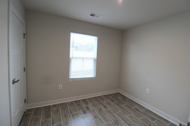 Building Photo - 105 S Peak Dr