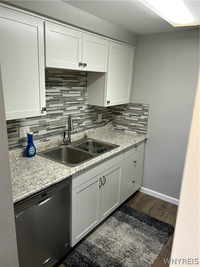 Building Photo - 307 Cayuga Rd