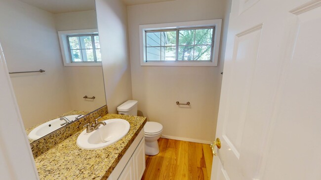 Building Photo - Prime Mountain Park Location! Minutes to D...
