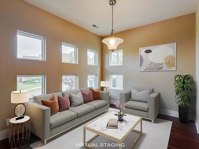 Building Photo - 3 Bed 2.5 Bath Luxury Townhome