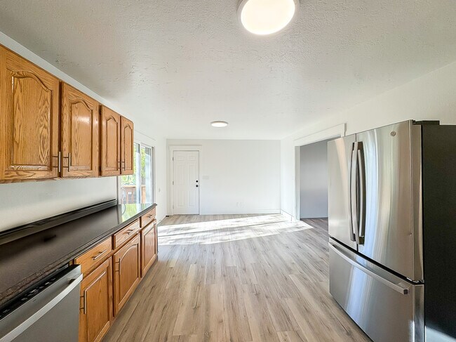 Building Photo - 1340 E Navajo Dr