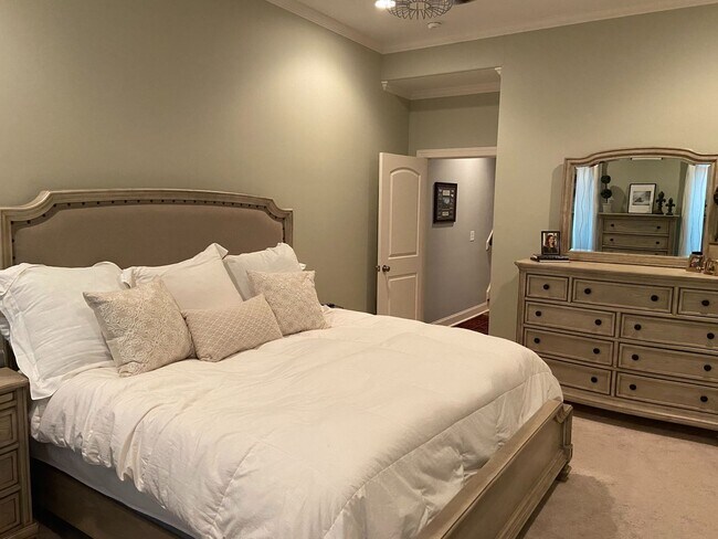 Building Photo - 4BR/4.5BA Furnished Townhome For Rent