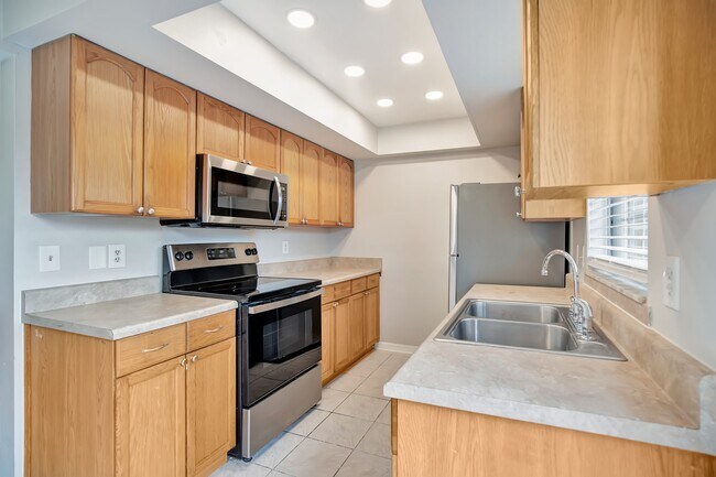 Building Photo - 3225 Oak Lawn Pl