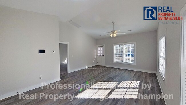 Building Photo - Charming 3 BR/2 BA with Open Floorplan