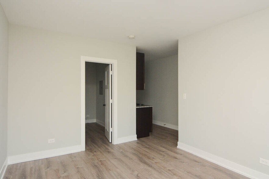 Building Photo - 709 W Brompton Ave