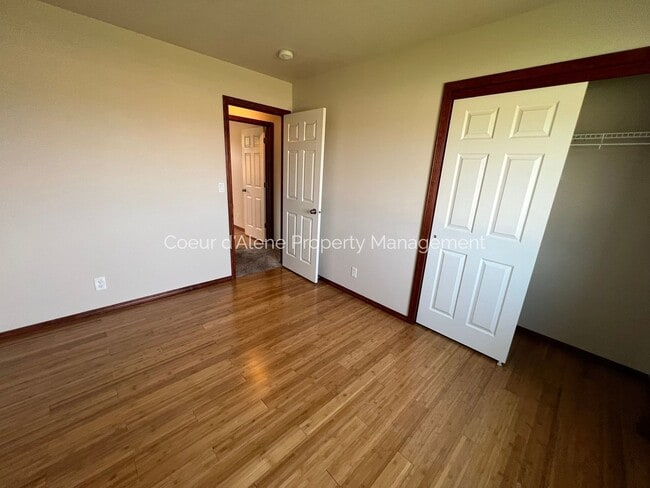 Building Photo - Well Maintained 4 bed house in The Landings