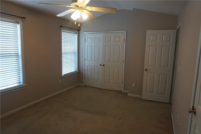 Building Photo - 71 Highoak Dr