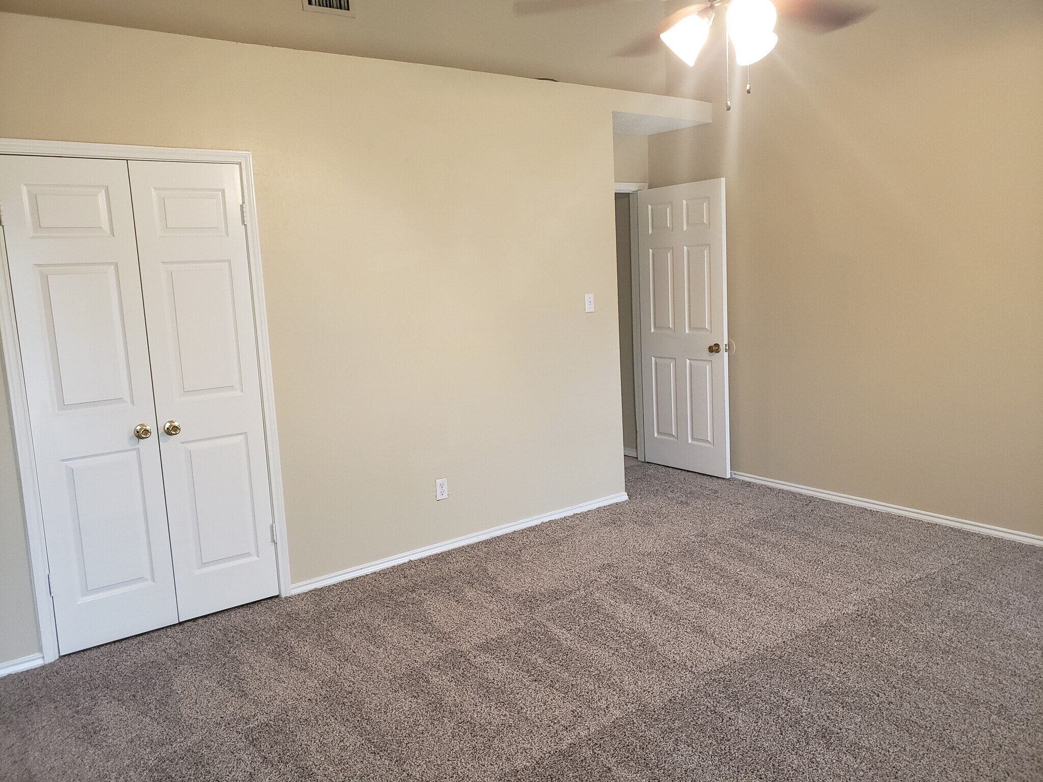 Building Photo - 2212 Carriage Hill
