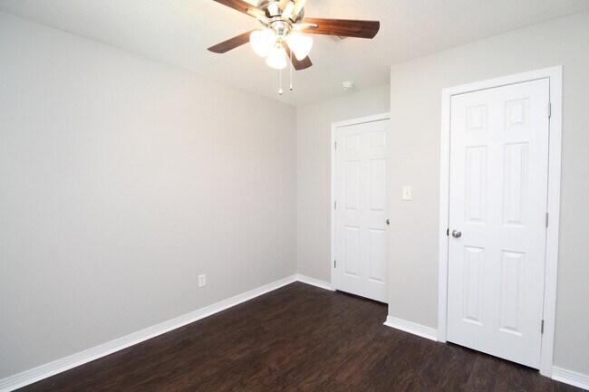 Building Photo - Spacious Tierra Villas Home with Vaulted Ceilings, Fireplace & Covered Patio
