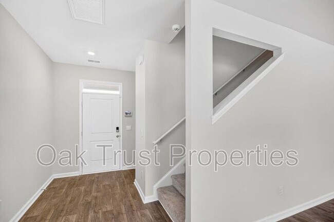 Building Photo - 147 Cloverleaf St