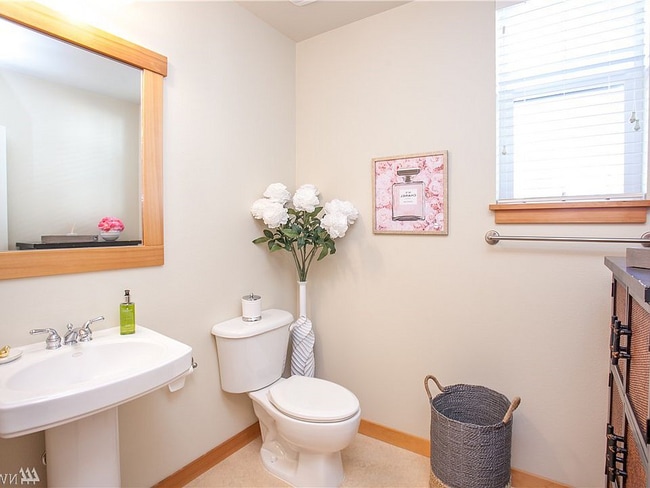 Building Photo - Nice Spacious Bainbridge Condo in heart of downtonw