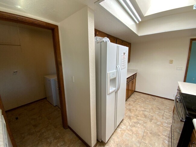 Building Photo - 3 Bedroom Single Story Home Available Near...
