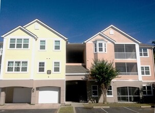 Building Photo - Hamptons At Metrowest - 2/2 Condo with balcony!!