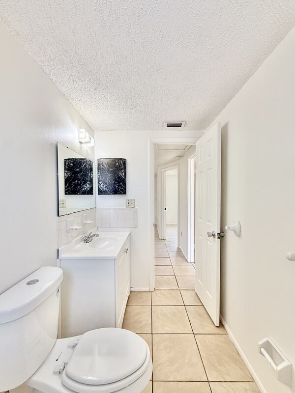 Building Photo - 7071 Bee Ridge Rd