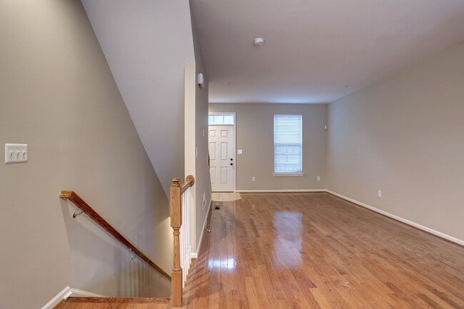 Building Photo - 3BR, 3BA, 1-Car Garage Townhome in Howard Square