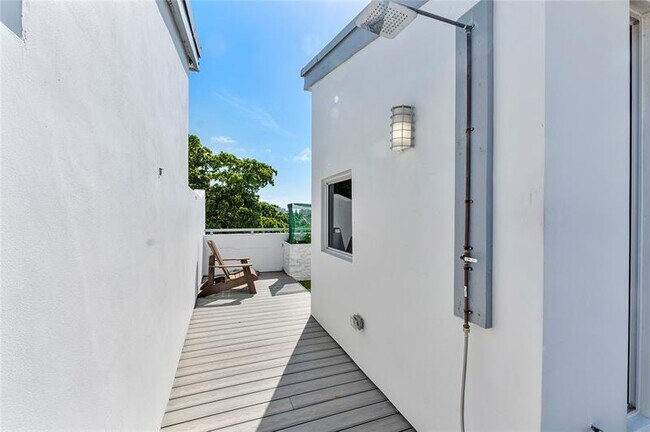 Building Photo - 3270 NE 15th St