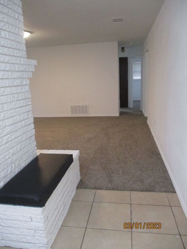 Building Photo - 212 Hallbrook Dr