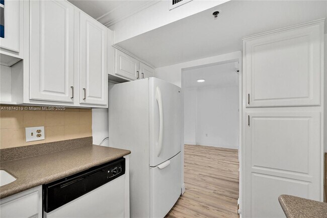 Building Photo - 919 Hillcrest Dr