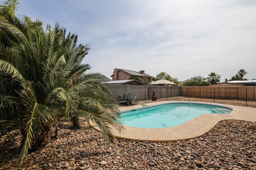 Building Photo - 8003 W Larkspur Dr