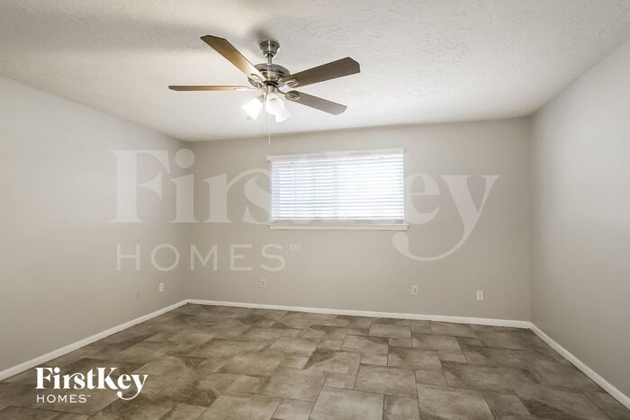 Building Photo - 3202 Holly Green Dr