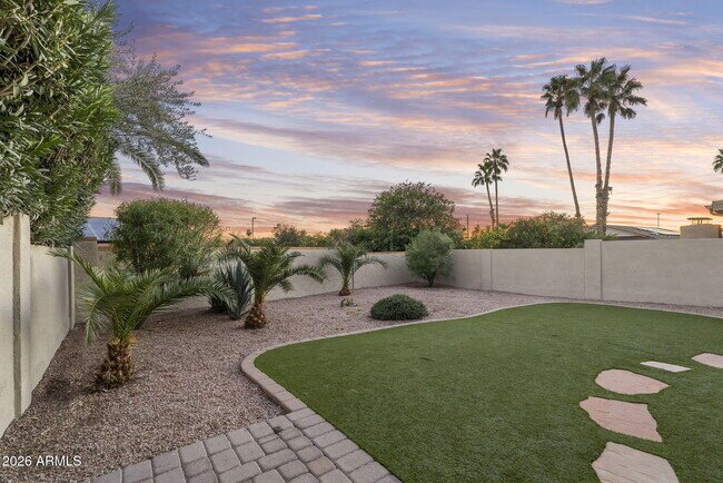 Building Photo - 8841 E Meadow Hill Dr