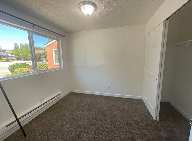 Building Photo - 2161 Eastview Pl