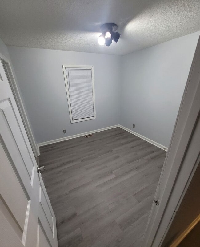 Building Photo - 3 Bedroom 2 Bathroom Home!