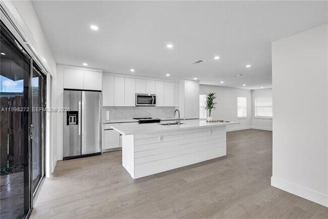 Building Photo - 4736 SW 136th Pl