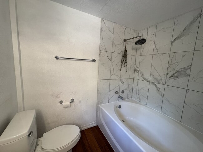 Building Photo - 3 bedroom 2 bath with a bonus room!