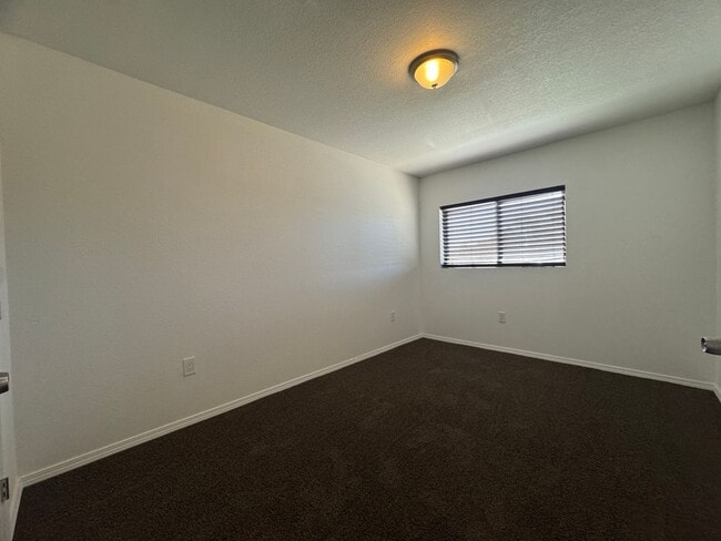 Building Photo - 516 E Reed St