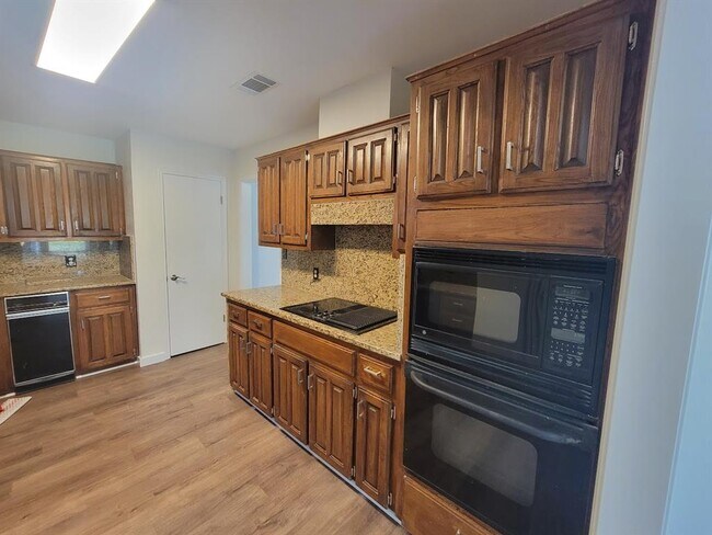 Building Photo - 10403 Pinehurst Dr