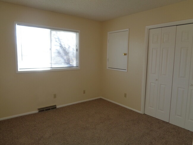 Building Photo - 4 Bedroom House with Newer Carpet and oversized 2 Car Garage!