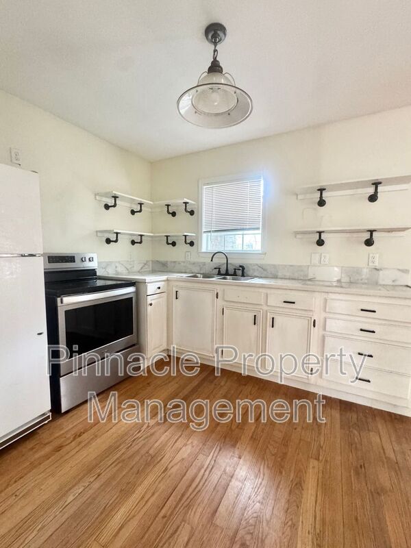 Building Photo - 421 S Van Buren St